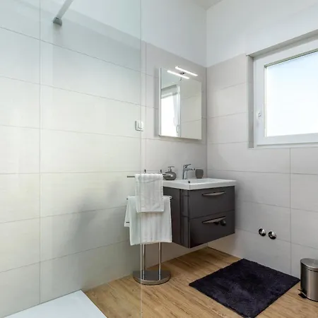 4 Bedroom Pet Friendly In Sikici *