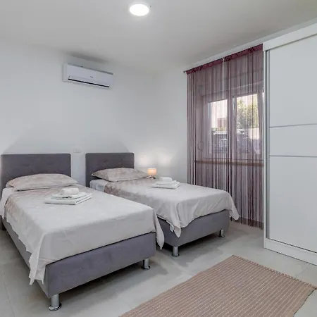 Ferienhaus 4 Bedroom Pet Friendly In Sikici Pula