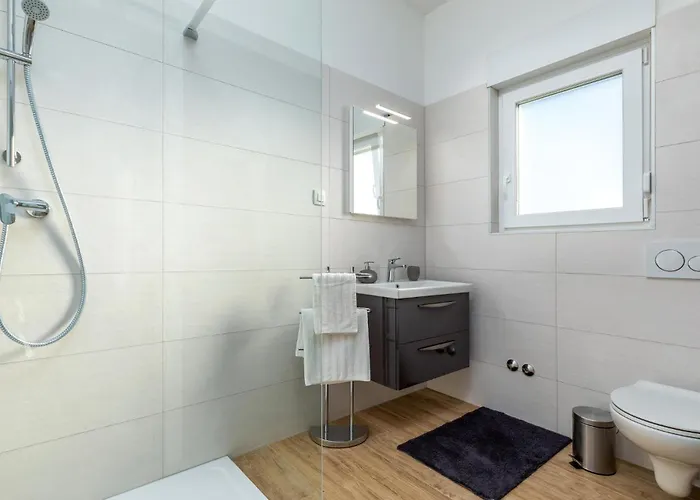 4 Bedroom Pet Friendly In Sikici *