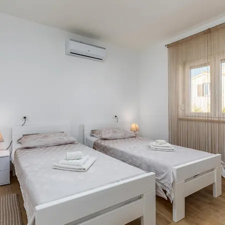 4 Bedroom Pet Friendly In Sikici