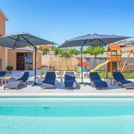 4 Bedroom Pet Friendly In Sikici Holiday home Pula