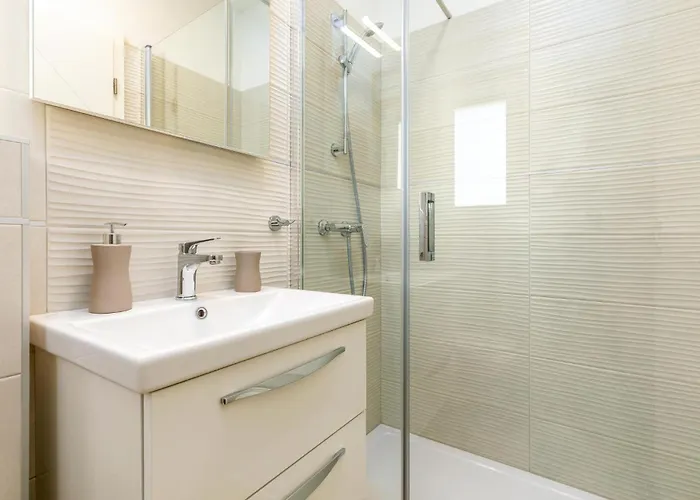 4 Bedroom Pet Friendly In Sikici *