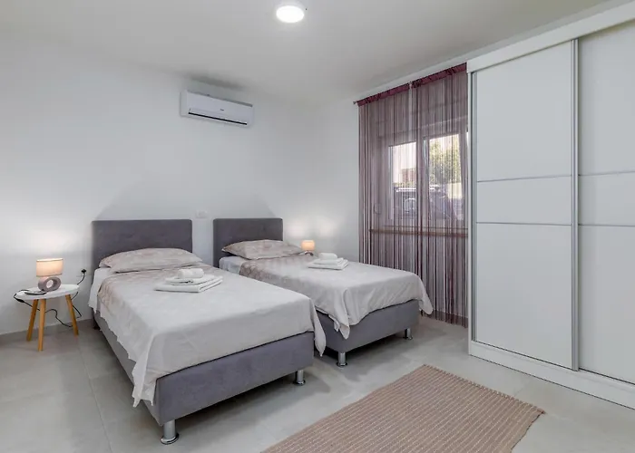 Vikendica 4 Bedroom Pet Friendly In Sikici Pula