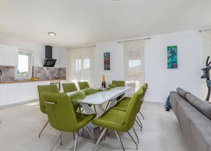 4 Bedroom Pet Friendly In Sikici *