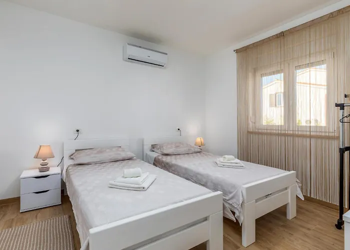 4 Bedroom Pet Friendly In Sikici