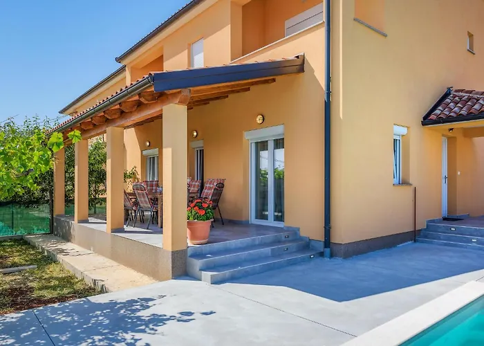 4 Bedroom Pet Friendly In Sikici *