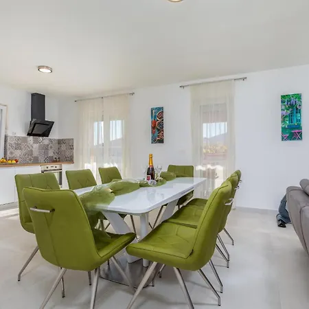 4 Bedroom Pet Friendly In Sikici *