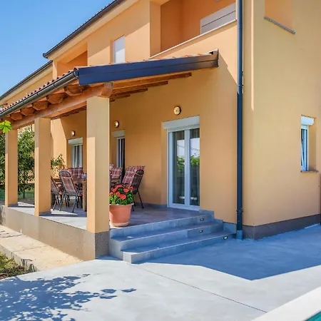 4 Bedroom Pet Friendly In Sikici *