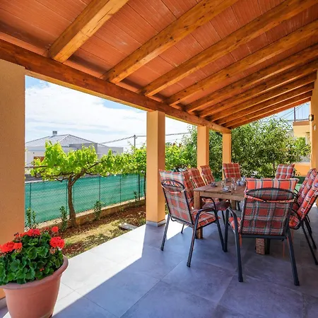 4 Bedroom Pet Friendly In Sikici بيت للعطل